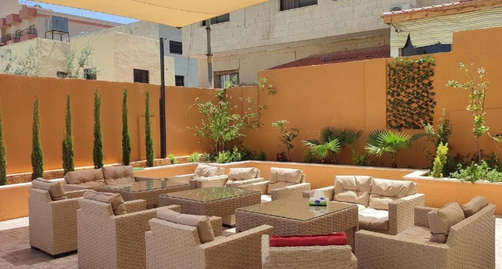 Black Iris Hotel II Madaba Eksteriør bilde